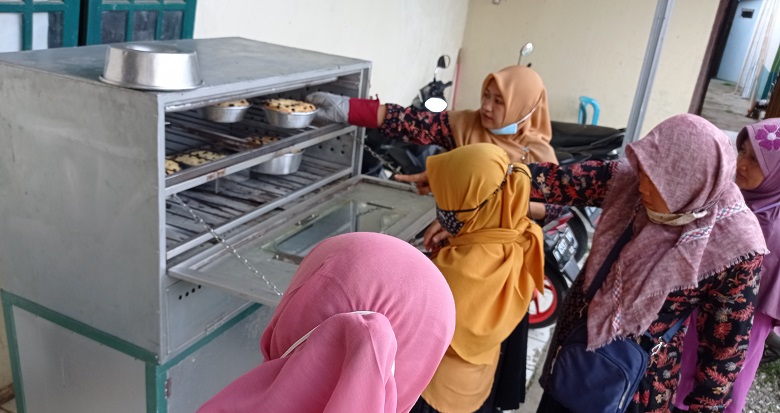 Pelatihan Pembuatan Kue Basah